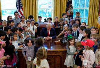 白宫举办“带孩子上班日” 特朗普被包围