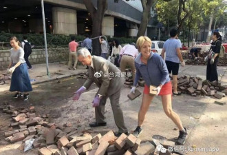 咋回事？新加坡顶级富豪在香港街头搬砖