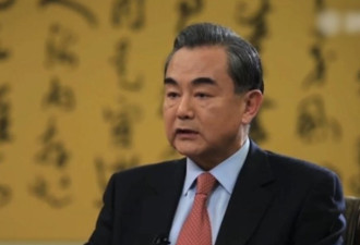 王毅会晤美国前防长：美国已经疯了