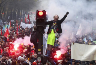 更恐怖的示威在法国 40万人上街景如地狱