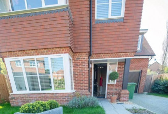 英国夫妇花半生积蓄630万买房 像住在了粪坑