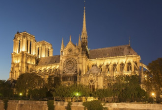巴黎圣母院恢复照明 修复工作需10年以上