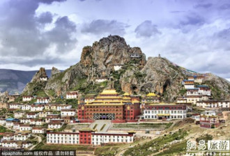 西藏惊现“悬空”寺院！仿佛天外神仙居所