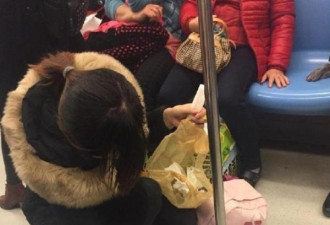地铁上的年轻宝妈，被乘客“偷拍”走红网络