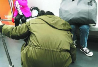 地铁上的年轻宝妈，被乘客“偷拍”走红网络