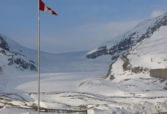 加拿大一男子掉入30 米冰川裂缝后幸存