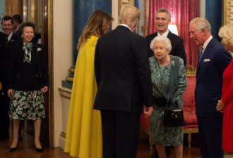 英女王示意女儿上前问候特朗普，公主耸了耸肩