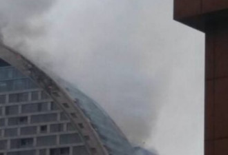 又一座特朗普大厦发生火灾 楼顶黑烟滚滚