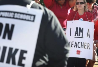 抗议待遇太差 美国亚利桑那州5万教师大罢工