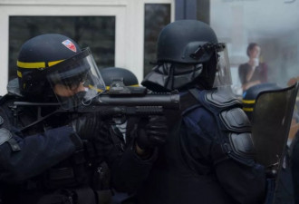 香港黄丝记者被法国警察炸伤 网友:活该