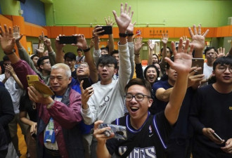 香港区议会选举泛民大胜 投票率71.2%创新高
