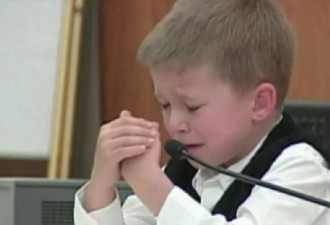 6岁男孩出面作证“我妈妈淹死了姐姐！”