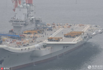国产航母海试进入倒计时 多辆起重设备上舰