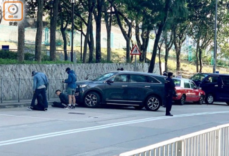 香港劫匪开车撞警，警员开枪截停抓7人！