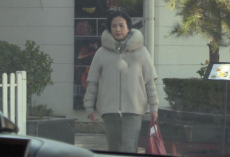 刘亦菲与母亲现身街头 60岁刘妈妈气质不俗