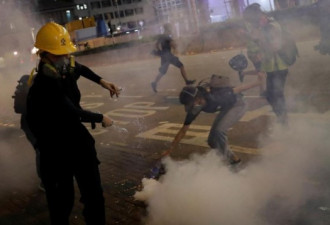 烟锁香江: 反送中港警射万余催泪弹 疑遗祸市民