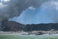 新西兰怀特岛火山喷发 失踪2人已遇害 下落不明