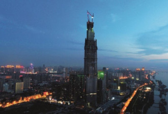 武汉之巅“中国第一高楼”先缩水后停工