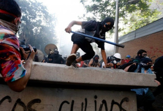 智利抗议：国际组织谴责安全部队“以暴制暴”