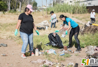 美加州洛杉矶志愿者清理河床垃圾 为游民送温暖