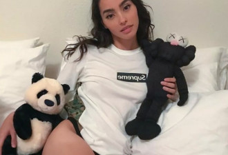 真空巨乳的球鞋女神简直要了宅男们的命！