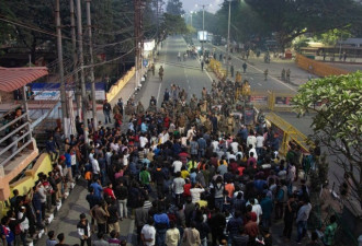 印度公民法修正引暴力军警出动高压水枪镇压