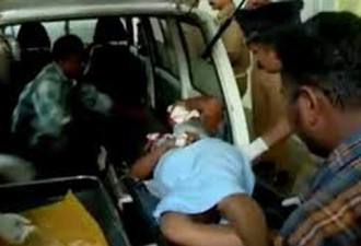 印度一辆汽车跌入冲沟 至少6人死10人伤
