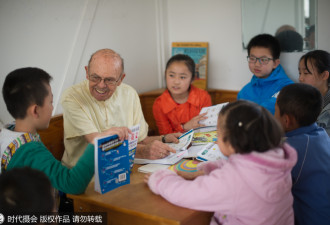 八旬美国教授移居中国 无偿教儿童英语