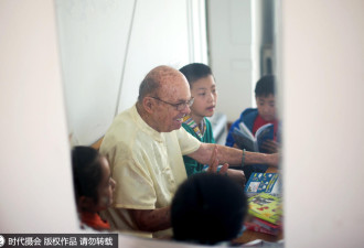 八旬美国教授移居中国 无偿教儿童英语