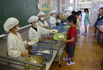 日本小学10元午餐令人震撼，1500万人围观