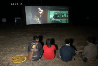 泰国华裔家族聘专人在墓地放露天电影