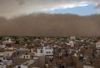 超强沙尘暴席卷印度北部 已导致77死143伤