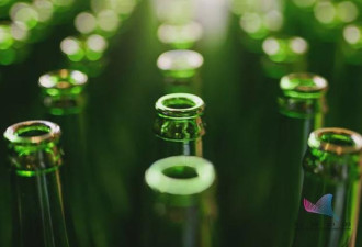为什么啤酒瓶大多是绿色的 不能做成透明的吗？