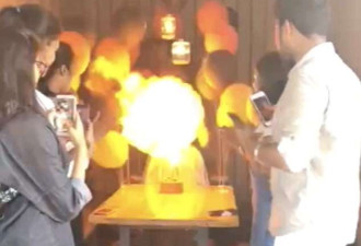 印度女孩点燃生日蜡烛引氢气球爆炸 身陷火海