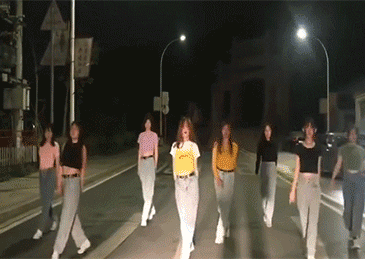 8名女子占车道热舞拍视频 1分钟3辆车被逼逆行