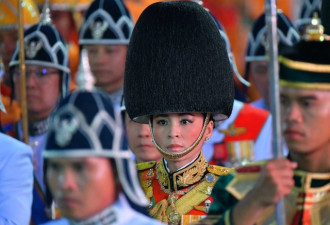 王妃被废黜后，泰国王后身穿军装亮相巡游仪式
