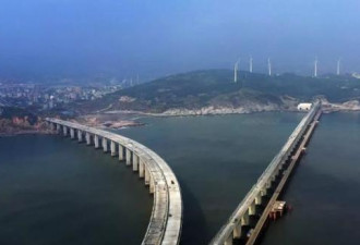 世界最长及中国首座跨海峡公铁两用大桥铺轨