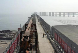 世界最长及中国首座跨海峡公铁两用大桥铺轨
