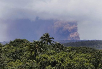 夏威夷火山爆发，喷发出大量的危险气体