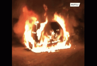 希腊街头 土耳其外交官车被点燃