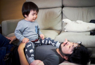 虐哭50万人！患癌爸3年拍下儿子上万张生活照