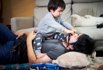 虐哭50万人！患癌爸3年拍下儿子上万张生活照