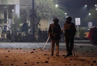 骚乱升级 印警方攻国立伊斯兰大学 拘捕50学生