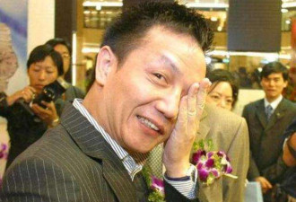 他与妻子双双入狱3年 出狱后账户上竟多几个亿
