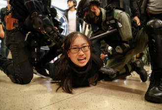 香港再爆警民冲突  警方狠心再抓小姑娘
