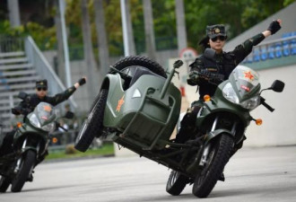 在驻澳门部队军营 遇见骑摩托车的女兵特技表演