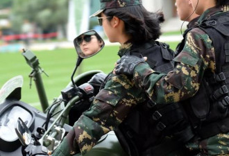 在驻澳门部队军营 遇见骑摩托车的女兵特技表演