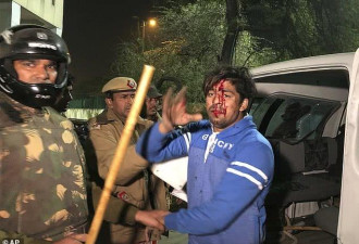 为防止上街抗议，印度警察把大学生锁在校园里