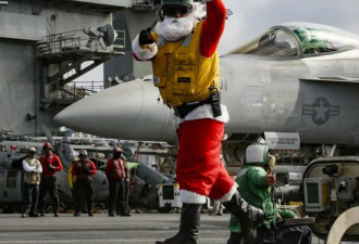 美军进南海 水兵扮圣诞老人指挥战机起飞