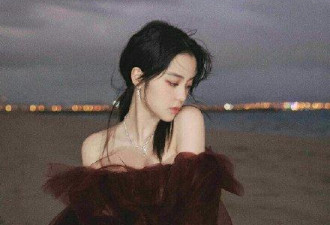 大龄男帮欧阳娜娜擦拭胸口？深夜亲密同返酒店